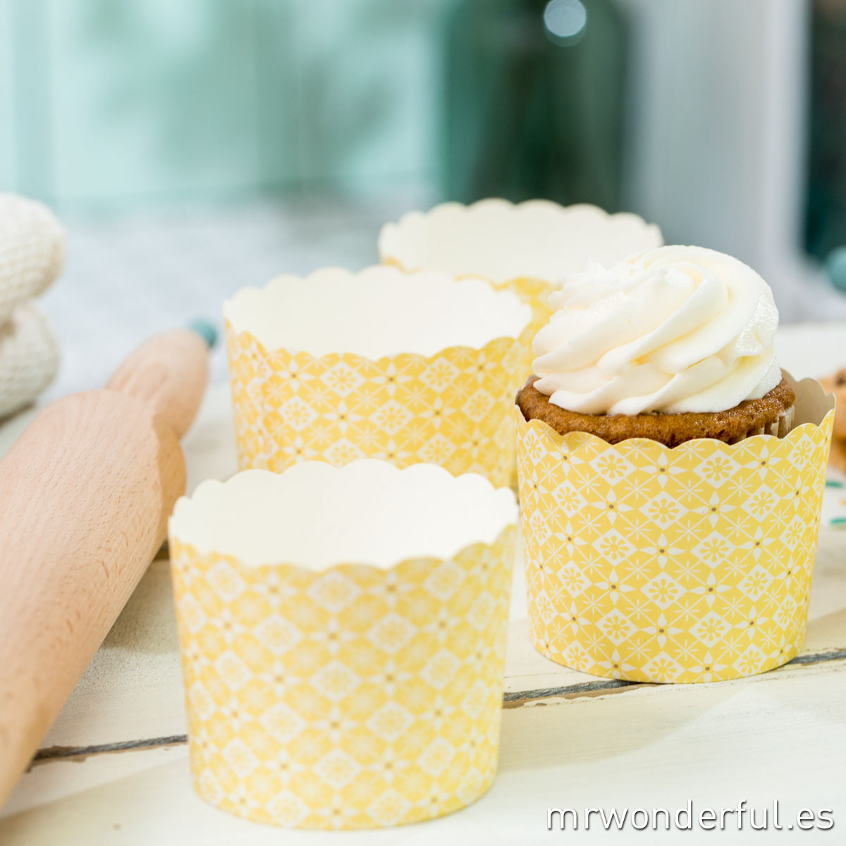 mrwonderful_GL0110_2_moldes-cupcakes_amarillo-estampado-floral-8