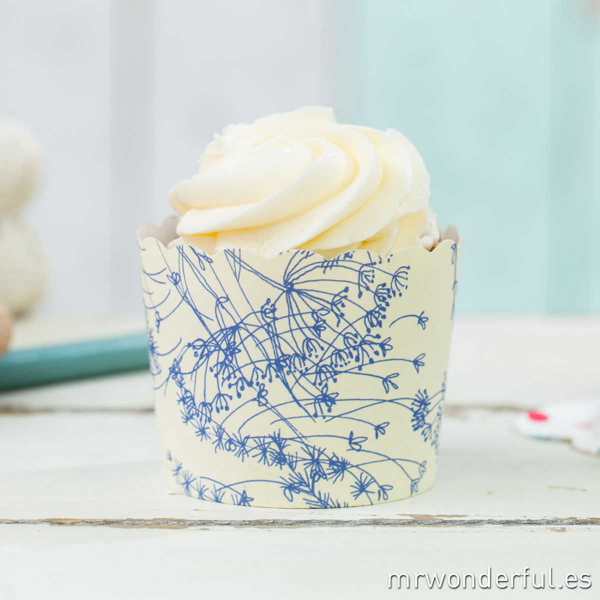 mrwonderful_GL0110_3_moldes-cupcakes_blanco-estampado-floral-4