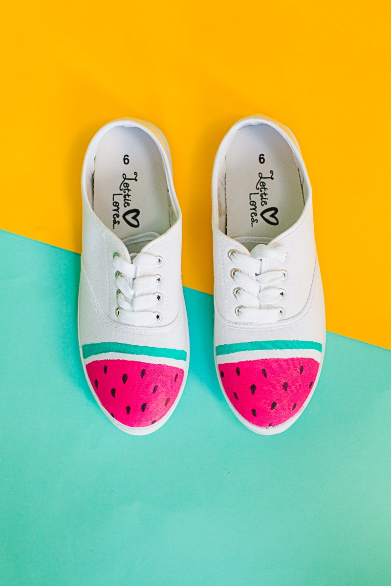 DIY-Watermelon-Shoes-Fabric-Paint-Fruit-themed-sneakers-pumps_-4