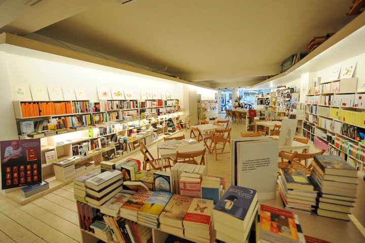 Café y libros en +Bernat, un planazo y una de las cosas que más recomendamos hacer en Barcelona